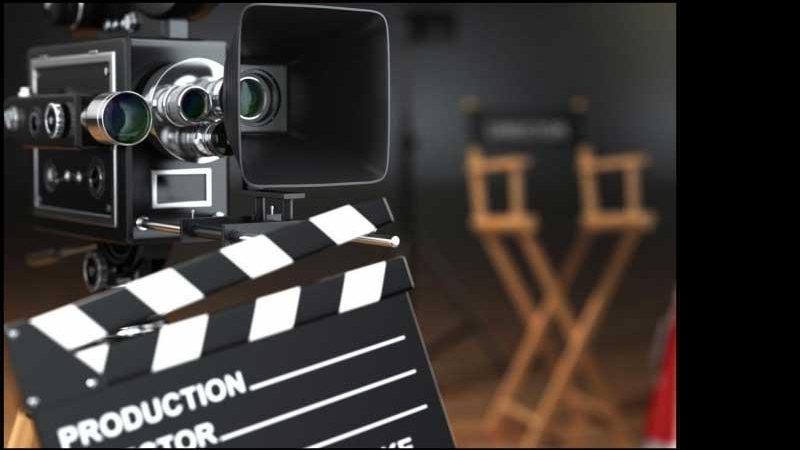 Participantes da Oficina de Cinema receberão certificado de conclusão do curso Oficina de cinema Imagem com câmera, plaqueta e cadeira de cinema - Imagem Ilustrativa