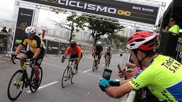 Competição ocorre num momento de retomada dos eventos esportivos e de aumento do número de praticantes Bike Show de Ciclismo atletas pedalando na avenida da praia em Santos - Divulgação