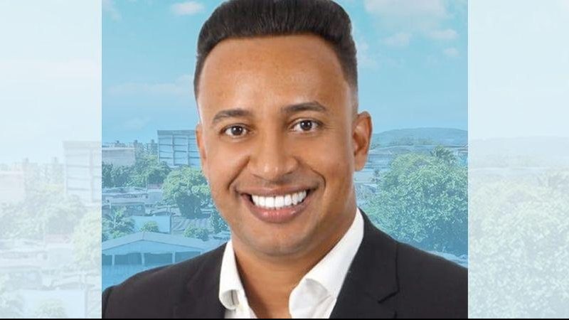 Edmar Lima dos Santos, mais conhecido como Juninho Eroso (PP), assume o cargo de presidente da câmara municipal Após morte de Doidão, Juninho Eroso assume a presidência da Câmara de Guarujá Juninho Eroso sorrindo - Reprodução/Divulgação