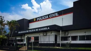 Polícia Civil registrou o caso como homicídio culposo, quando não há intenção de matar Criança morre atropela por caminhão, em Ilhabela Fachada da delegacia - Divulgação