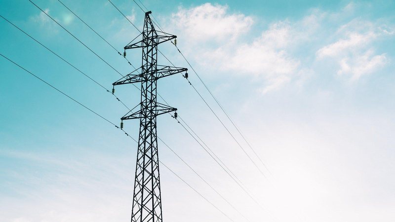 Tarifa de R$ 14,20 a cada 100 kWh consumidos deixa de ser cobrada e Bandeira Verde começa a valer Alívio no bolso: Conta de luz fica mais barata a partir do dia 16 Torre de energia elétrica e céu azul - Pixabay