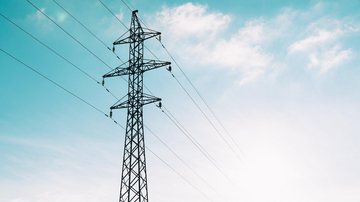 Tarifa de R$ 14,20 a cada 100 kWh consumidos deixa de ser cobrada e Bandeira Verde começa a valer Alívio no bolso: Conta de luz fica mais barata a partir do dia 16 Torre de energia elétrica e céu azul - Pixabay