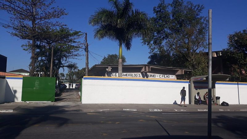 Corpo de Bombeiros foi acionado e chegou rapidamente ao local, conseguindo conter as chamas Adolescentes furtam e ateiam fogo em escola estadual de São Vicente Fachada da escola - Reprodução Facebook