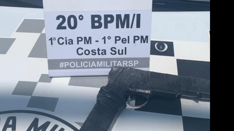 Arma falsa apreendida pelos policiais Homem é preso após beber em adega e anunciar assalto para não pagar conta em São Sebastião (SP) - Foto: PM