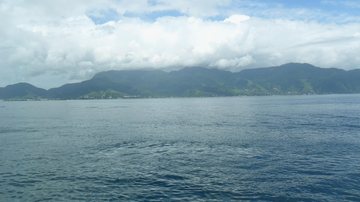 Vista do Canal de São Sebastião a partir de Ilhabela Seu resumo de notícias deste Dia Mundial da Água acaba de chegar Vista do Canal de São Sebastião a partir de Ilhabela, com São Sebastião e a Serra do Mar com nuvens ao fundo - Esther Zancan