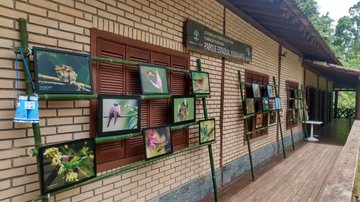 Os painéis fotográficos disponibilizam dados das aves, e seus sons podem ser ouvidos por meio de um QR Code Parque Estadual Xixová-Japuí realiza exposição fotográfica de aves da Baixada Santista Exposição de fotos de aves no Parque Estadual Xixová-Japuí - Facebook Parque Estadual Xixová-Japuí