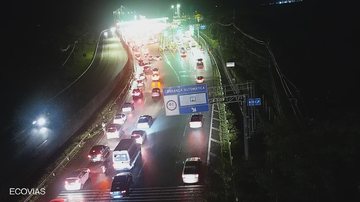 De acordo com a Ecovias, o tempo está encoberto, com chuva em alguns trechos e a visibilidade é parcial pelo percurso Sistema Anchieta-Imigrantes Trânsito no Sistema Anchieta-Imigrantes - Reprodução/Ecovias