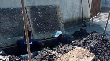Em 2021, a Sesep recolheu mais de 11 mil toneladas de resíduos descartados incorretamente Prancha de surfe é encontrada dentro de bueiro em Caraguatatuba Prancha sendo tirada do bueiro - Divulgação/Prefeitura de Caraguatatuba