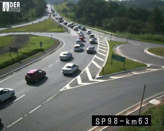 Confira a situação da via em tempo real pelas câmeras de monitoramento Tráfego congestionado na Mogi-Bertioga na manhã deste sábado (5) Km 63 da Rodovia Mogi-Bertioga congestionado - DER-SP