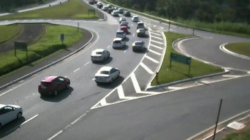 Confira a situação da via em tempo real pelas câmeras de monitoramento Tráfego congestionado na Mogi-Bertioga na manhã deste sábado (5) Km 63 da Rodovia Mogi-Bertioga congestionado - DER-SP