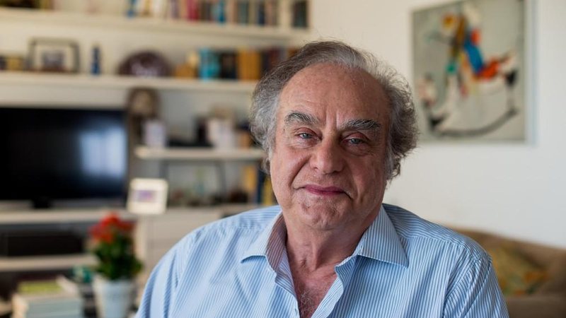 Arnaldo Jabor teve complicações após um AVC e morreu nesta terça-feira (15), aos 81 anos. *Foto de arquivo de 08/04/2016 Jornalista Arnaldo Jabor morre aos 81 anos arnaldo jabor - Foto: Tiago Queiroz/Estadão Conteúdo/Arquivo
