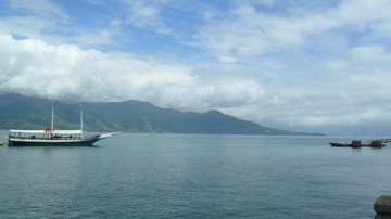 Vista do canal de São Sebastião direto de Ilhabela Olá! Fique bem informado com o resumo de notícias deste 3/3 Vista de Ilhabela do canal de São Sebastião com embarcação à esquerda - Esther Zancan
