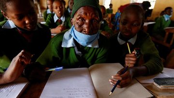 Bisavó quer incentivar nova geração a estudar Parteira de 99 anos volta a estudar e vira inspiração no Quênia Idosa de 99 anos em escola - Imagem: Monicah Mwangi