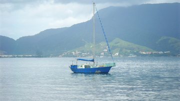 Vista do Canal de São Sebastião direto de Ilhabela Hoje é sexta-feira e o seu resumo de notícias acaba de chegar para te deixar bem informado Vista do Canal de São Sebastião direto de Ilhabela com barquinho em destaque - Esther Zancan
