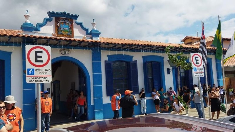 Merendeiras e sindicato protestam na porta da prefeitura de São Sebastião (SP) Merendeiras têm salários atrasados em São Sebastião (SP); sindicato faz manifestação - Foto: Divulgação | Jornalista Helton Romano