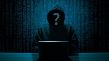Modalidade das fraudes cometidas é conhecida como “phishing” Casal suspeito de praticar fraudes bancárias no Sul do país é preso em Itanhaém Hacker com capuz e um sinal de interrogação no lugar do rosto - Pixabay