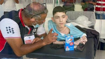Matheus Henrique tem 14 anos e realizou o sonho de assistir o Santos no mesmo dia do seu aniversário - no último domingo (20) Doença rara Jovem com doença rara com a camiseta do Santos - Divulgação