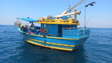 O flagrante ocorreu no interior da área de Proteção Ambiental Marinha Litoral Norte Embarcação apreendida em Ilhabela Barco azul com amarelo parado no mar - Divulgação