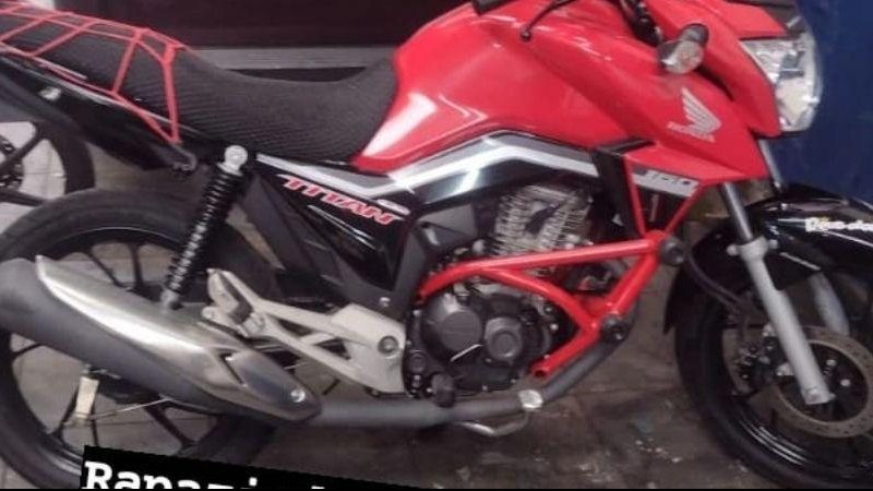 Placa da moto furtada é EXJ-9A79; veículo estava na avenida Presidente Wilson Moto Moto vermelha - Arquivo Pessoal