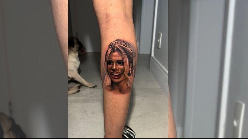 MC Guime fez a homenagem devido ao aniversário de 26 anos da funkeira e esposa, Lexa Tatuagem do MC Guime Rosto da Lexa em tatuagem na perna do MC Guime - Reprodução