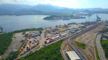 Desestatização do Porto de Santos já despertou o interesse do mercado, inclusive de investidores e operadores internacionais. Túnel Santos-Guarujá pode ser construído com verba da desestatização do Porto de Santos Foto aérea do porto de Santos - Divulgação/Porto de Santos