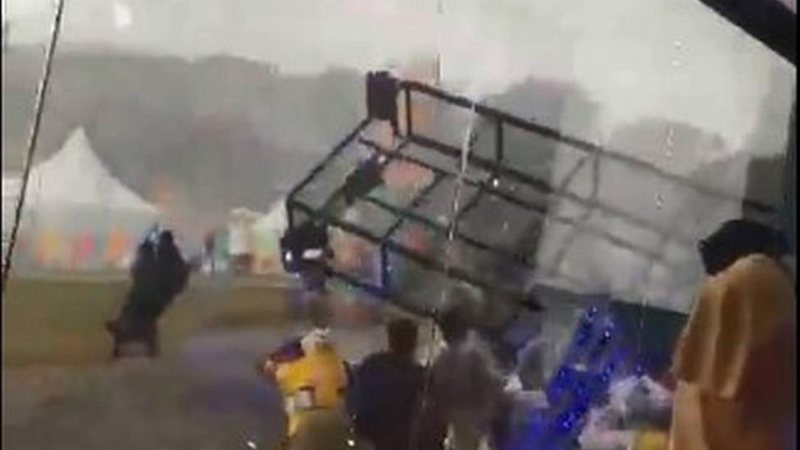Vítima está sem risco de morte e em observação Torre caindo no festival Lollapalooza Torre caindo em meio a tempestade no festival Lollapalooza - Divulgação