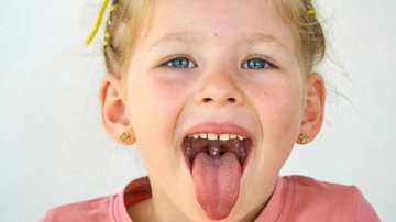 Saúde bucal, entenda como escovar a língua - Shutterstock