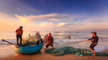 Pescadores interessados em participar devem se cadastrar junto às APAs até 5 de maio Pescadores serão gratificados ematé R$600 por resíduos recolhidos do mar Pescadores na praia puxando rede de pesca junto a embarcação - Imagem ilustrativa/Pixabay