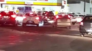 Motoristas formaram longas filas para abastecer na noite desta quinta e se antecipar ao reajuste nos preços de gasolina e diesel Aumento no preço de combustíveis provoca filas nos postos de Ubatuba (SP) - Foto: Ubatuba Destaque