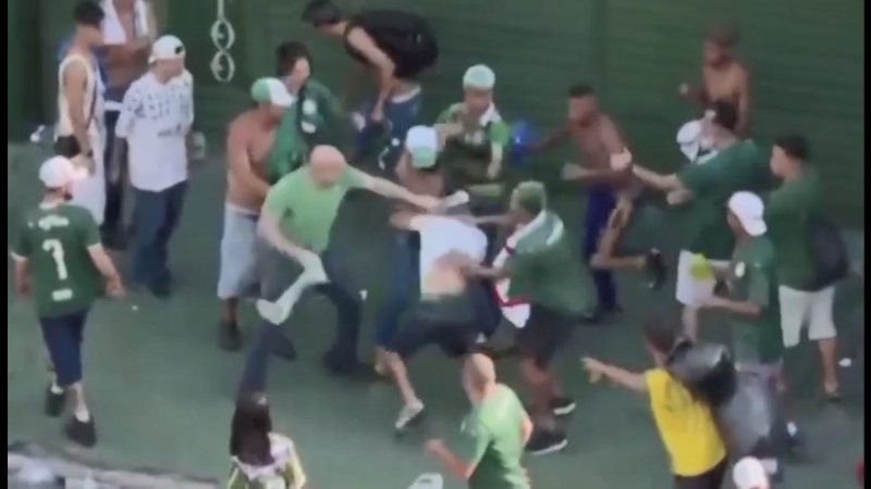 Homem agredido durante confusão entre torcedores nos arredores do Allianz Parque Torcedores do Palmeiras brigam entre si e um é  baleado em frente ao Allianz Parque - Imagem: Reprodução