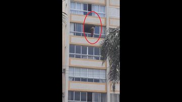Diarias com o corpo para fora do parapeito, enquanto limpa janela de apartamento de alto padrão, em Santos Diarista é exposta a risco grave em prédio de alto padrão em Santos Mulher limpando janela pelo lado de fora em quinto andar de prédio - Imagem: Reprodução