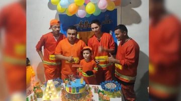 Coletores compareceram ao aniversário de Arthur que admira e gosta tanto do trabalho deles Festa com tema garis Criança de laranja em festa de aniversário com garis - Divulgação