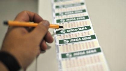 As apostas para a Mega-Sena podem ser feitas até as 19h dos dias dos sorteios 165 milhões: Mega-Sena acumula novamente e deve pagar 5º maior prêmio da história Volantes de apostas da Mega-Sena - Arquivo/Agência Brasil