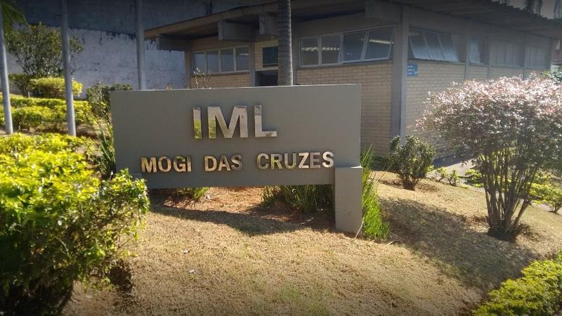 Corpo foi enviado ao IML (Instituto Médico Legal), que constatou que estavam faltando partes do torso do corpo Suspeito de praticar estrupo é encentrado morto em terreno baldio Fachada do IML - Reprodução