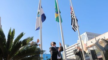 Evento contou com o prefeito da cidade, Luiz Maurício, vice-prefeito, André de Paula e vereadores e secretários do munícipio Hasteamento da bandeira Hasteamento da bandeira devido ao aniversário de Peruíbe - Divulgação