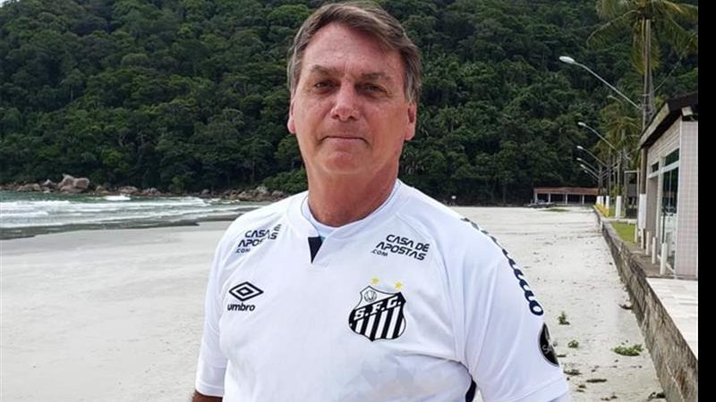Bolsonaro chegou ao Guarujá na manhã deste sábado (26) Presidente Jair Bolsonaro chega ao Guarujá para passar o Carnaval Bolsonaro na praia com a camisa do Santos Futebol Clube - Reprodução/Arquivo