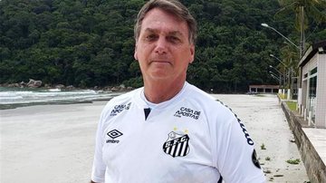 Bolsonaro chegou ao Guarujá na manhã deste sábado (26) Presidente Jair Bolsonaro chega ao Guarujá para passar o Carnaval Bolsonaro na praia com a camisa do Santos Futebol Clube - Reprodução/Arquivo