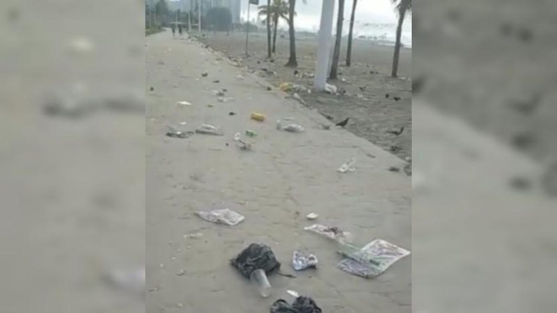 Um homem que passeava pela orla filmou a situação do local e colocou nas redes Lixo na orla do Itararé em São Vicente Orla da praia e faixa de areia cheia de lixo - Reprodução
