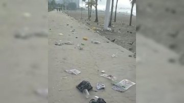 Um homem que passeava pela orla filmou a situação do local e colocou nas redes Lixo na orla do Itararé em São Vicente Orla da praia e faixa de areia cheia de lixo - Reprodução
