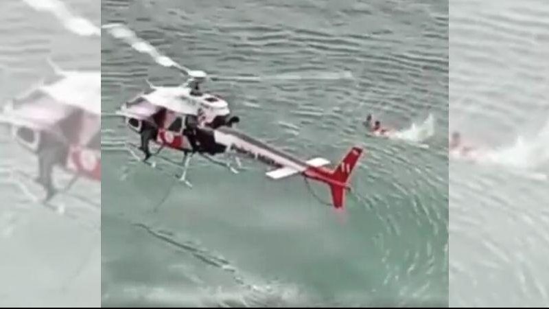 Salvamento aconteceu na tarde desta quinta-feira (3) Imagens mostram resgate impressionante de banhistas na Praia do Tombo, em Guarujá Helicóptero Águia resgata banhistas em praia de Guarujá - Reprodução/Vídeo de Maicon Carvalho