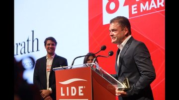 Marcos Quintela, presidente do LIDE comunicação Guarujá sedia 10º Fórum Lide do Varejo e Marketing Empresário recebendo prêmio - Image: Gustamo Rampini / LIDE
