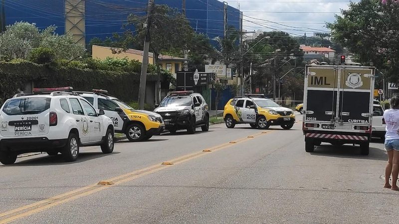 Para fazer justiça, o avô da vítima saiu em busca do assassino, e ao encontra-lo, atropelou e o levou até a polícia Após morte de neto, avô persegue e atropela o assassino Carros da polícia e do IML estacionados em frente a sorveteria - Reprodução/Ramon Pereira/RPC