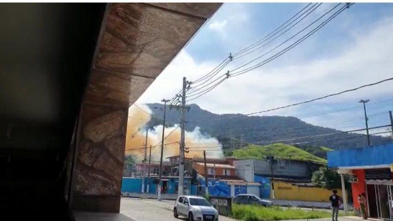 Moradores do bairro Topolândia filmam subestação em chamas Explosão em transformador de energia deixa bairros de São Sebastião, llhabela e Caraguá sem luz - Foto: Divulgação