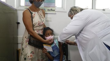Prefeitura tem previsão da realização de um Dia D de vacinação no fim de abril Vacinação Criança sendo vacinada com a mãe ao lado esquerdo - Divulgação