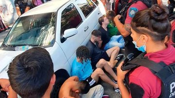Momento da prisão Vizinho suspeita de movimentação, chama autoridades e 6 homens acabam presos por estupro coletivo na Argentina Homens algemados e presos em torno de multidão - Imagem: Reprodução / Twitter