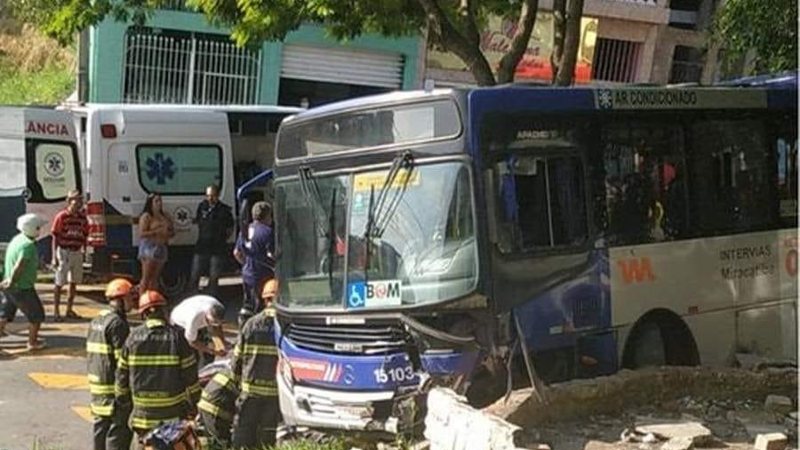Motorista chegou a ser encaminhado ao hospital e ficar entubado, mas não resistiu e faleceu Ônibus e acidente Ônibus batido, SAMU e pessoas ao redor do acidente - Reprodução