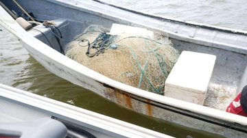 Barco com rede de emalhe; pescado apreendido foi doado para uma instituições filantrópicas escolhidas pela igreja Pesca irregular Rede de pesca apreendida em barco em Itanhaém (SP) - Divulgação