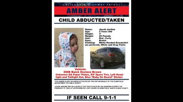 Alerma de desaparecimento da criança Polícia encontra menino de dois anos dentro de carro roubado nos EUA Alerta policial com foto de criança desaparecida - Imagem: Reprodução / Patrulha Rodoviária da Califórnia