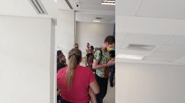 Munícipe relata que diversas pessoas esperaram por horas por atendimento com apenas uma pediatra em exercício na última segunda-feira (21) Pessoal no hospital Pessoas de pé a espera de atendimento no hospital Casa de Saúde de Guarujá - Arquivo pessoal