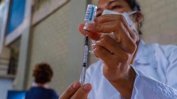 "Corujão da Vacinação" acontece nos dias 5,6 e 7 de abril, das 17 às 19 horas Bertioga realiza “Corujão da Vacinação” na próxima semana Enfermeira preprara dose de imunizante para ser aplicada - Prefeitura de Bertioga